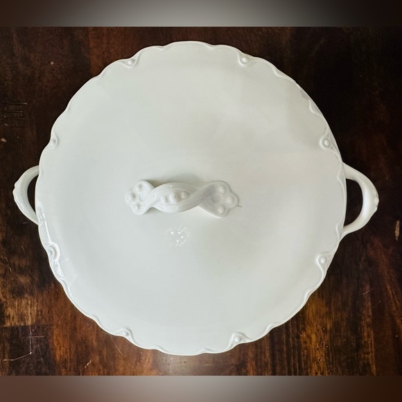 Theodore Haviland , Limoges France Round Covered Veg. Bowl Embossed Rim - Picture 4 of 11